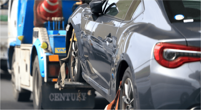 レッカーで移動される事故車の画像