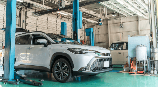 工場に保管される事故車の画像