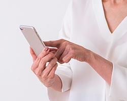 スマートフォンを操作する女性イメージ画像