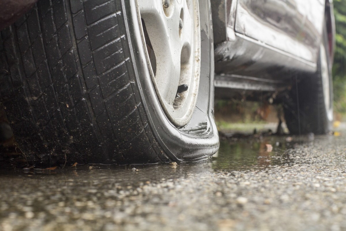 車のタイヤがパンクした場合の対処法とやってはいけないこと 株式会社はなまる