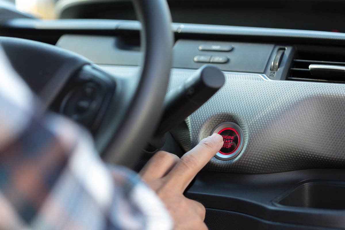 車のエンジンがかからないけど電気はつく場合の原因と対処法 株式会社はなまる