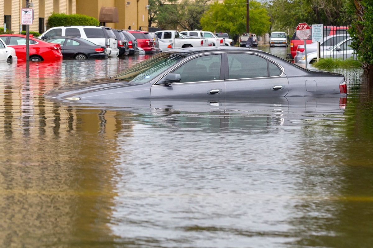 車両保険は冠水した水没車にも適用される 台風などで車が水没したときの対処法 株式会社はなまる
