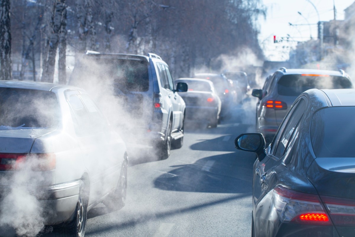 車から煙がでる原因と対処法