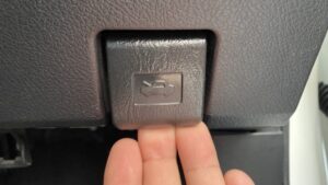 ボンネット開閉口