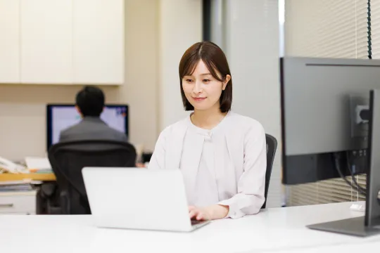 窓口で手続きを進める女性