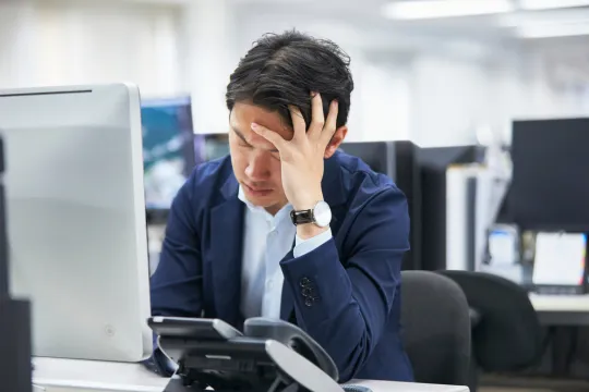 手続きができずに悩む男性