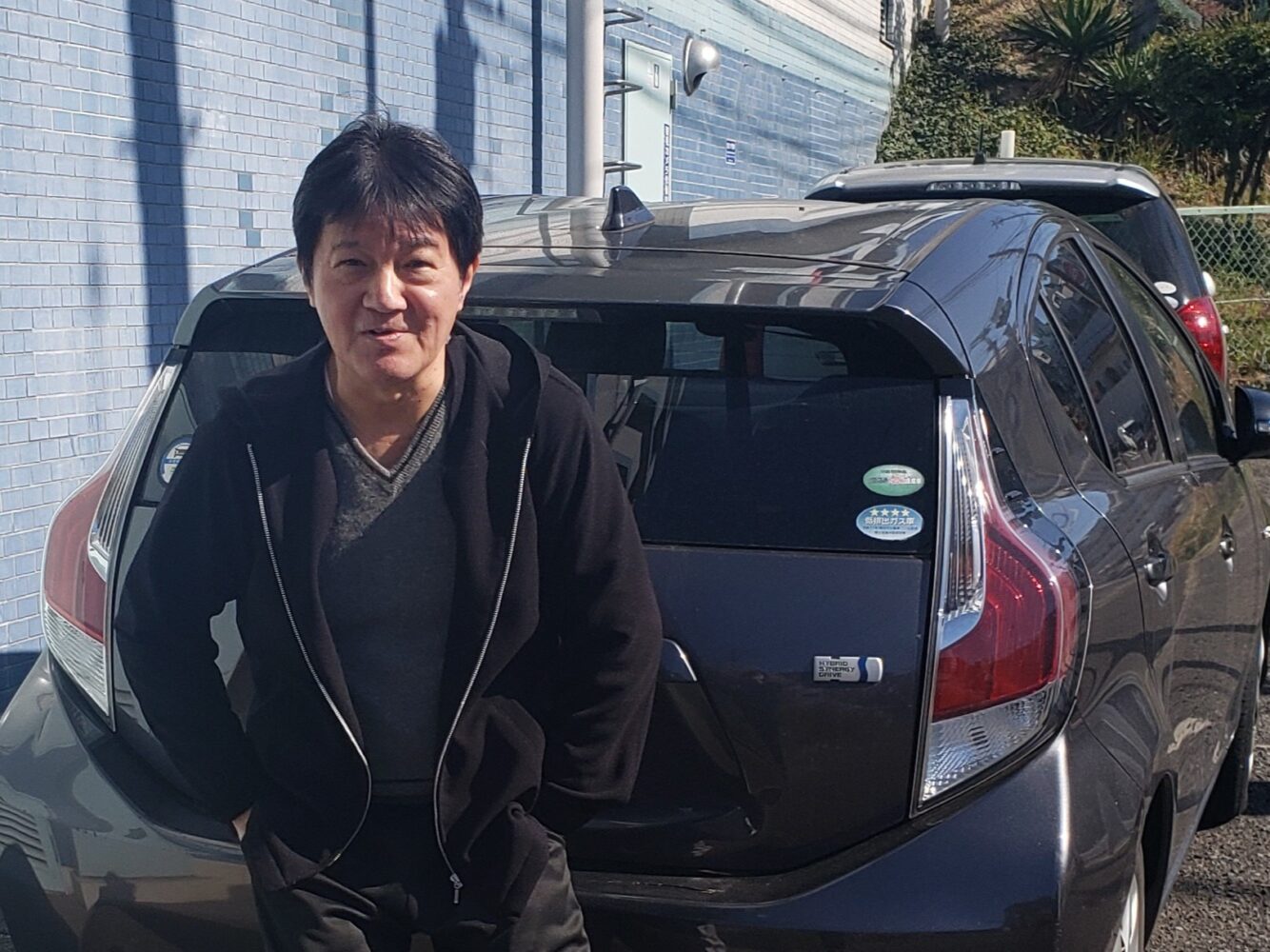 27_アクア | 車買取のソコカラ ソコカラで買い取らせていただいたアクアとお客様のお写真