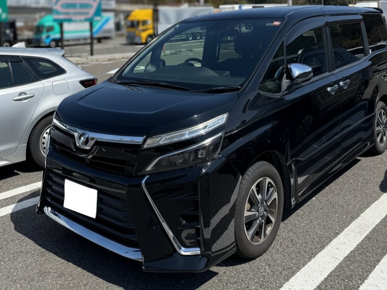 ソコカラで買い取らせていただいたヴォクシーとお客様のお写真