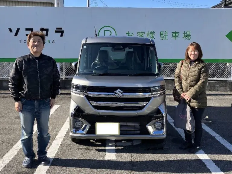 ソコカラで買い取らせていただいたスイフトとお客様のお写真