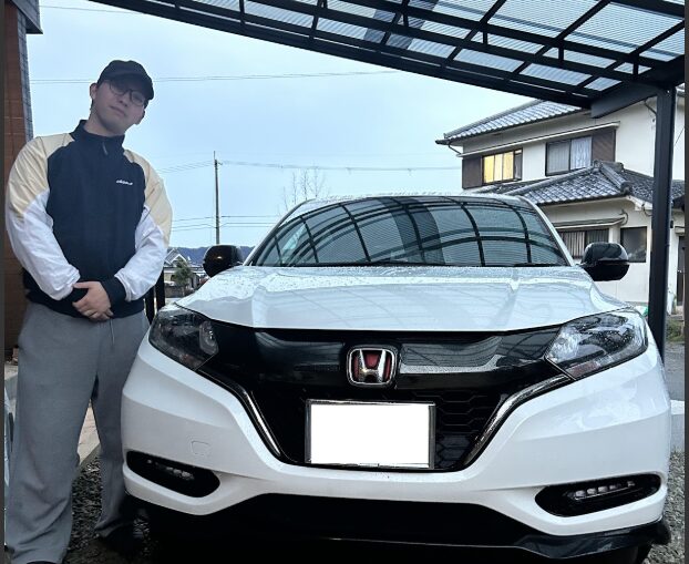 ソコカラで買い取らせていただいたヴェゼル ハイブリッドとお客様のお写真