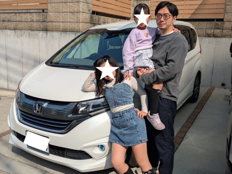 ソコカラで買い取らせていただいたフリード ハイブリッドとお客様のお写真