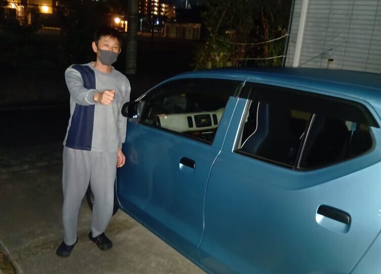 20_アルト | 車買取のソコカラ ソコカラで買い取らせていただいたアルトとお客様のお写真