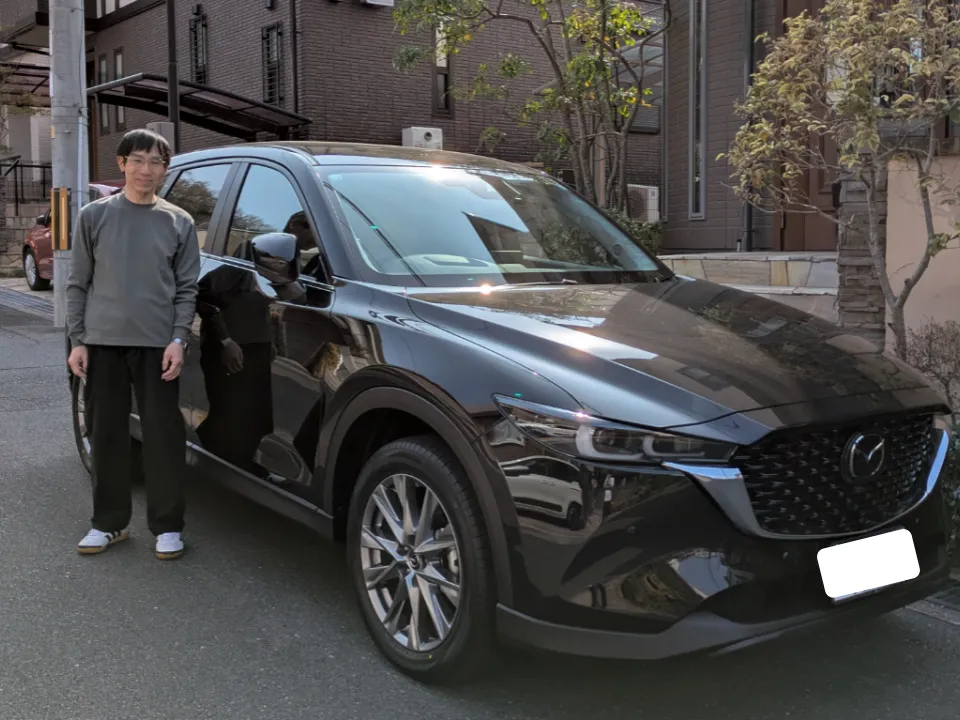 ソコカラで買取させていただいたCX-8とオーナー様の写真