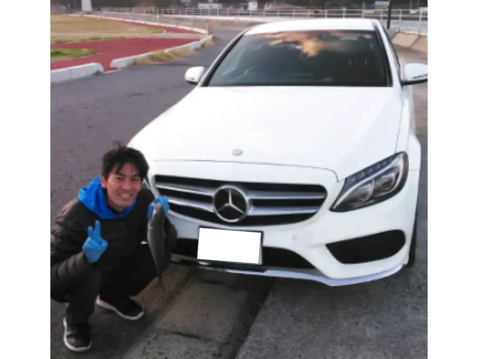 ソコカラで買い取らせていただいたベンツCクラスとお客様のお写真