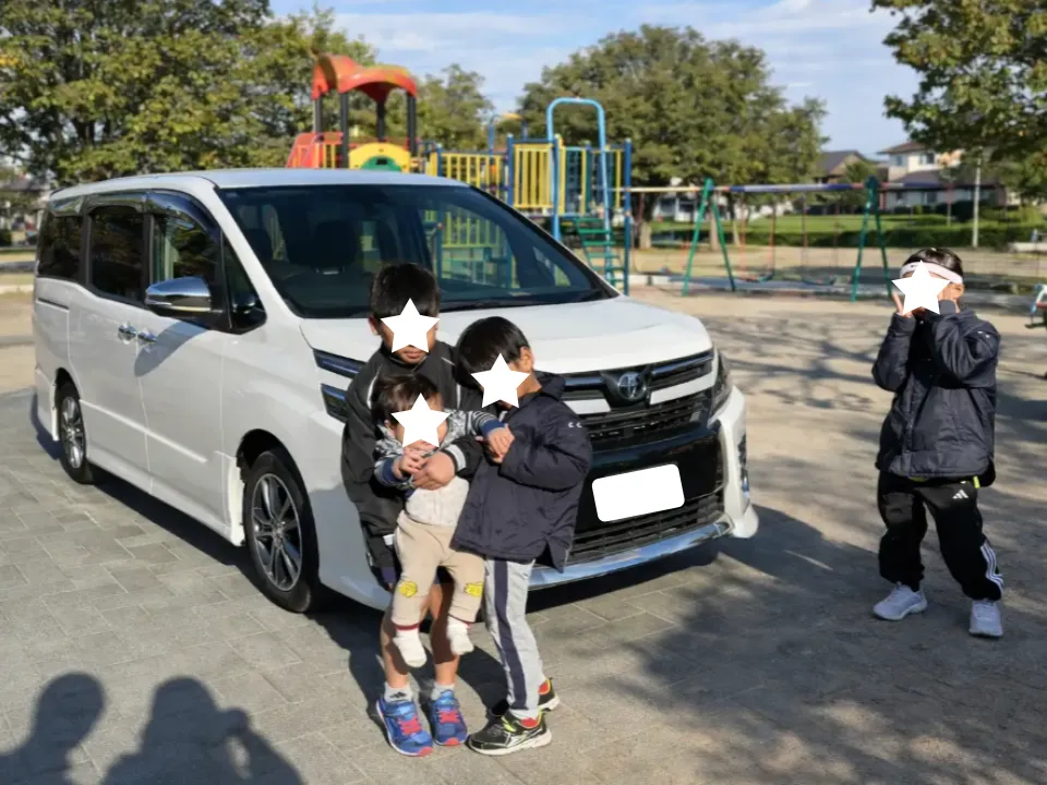 ソコカラで買取させていただいたヴォクシーとオーナー様の写真
