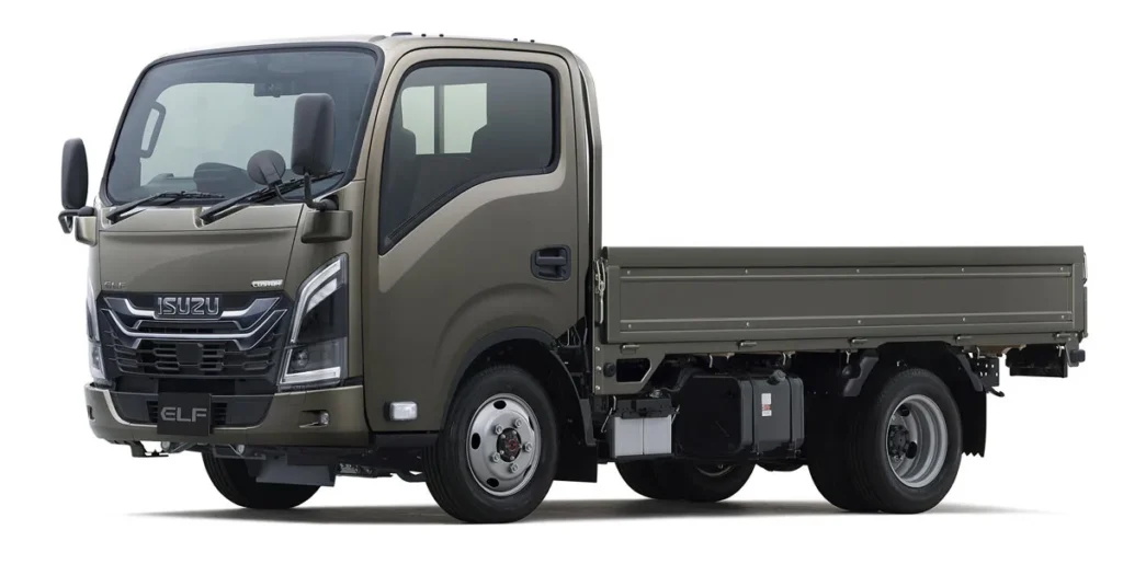 エルフ1 | 車買取のソコカラ Isuzu ELF light-duty truck with olive-green cab and long flatbed cargo area